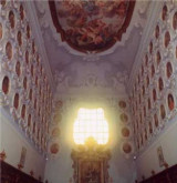 sagrestia del Duomo. Alle pareti i ritratti degli arcivescovi e in alto la pala di Giovanni Balducci